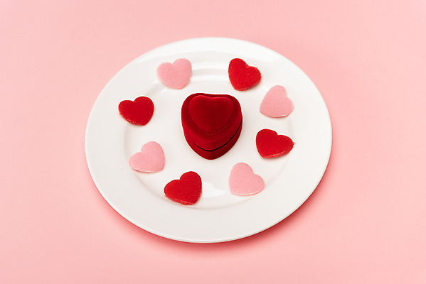 포토 JPG 스튜디오촬영 접시 행복 분홍색 결혼 프로포즈 결혼식 실내 사랑 사람없음 하이앵글 하트 반지 맹세 오브젝트 결혼반지 커플반지 결혼소품 반지케이스 약혼 설레임 약혼반지 약혼식 국내포토 모양 식기 감정 뷰포인트 컬러 장신구 이벤트 내부 결심 보관함 약속 파일형식