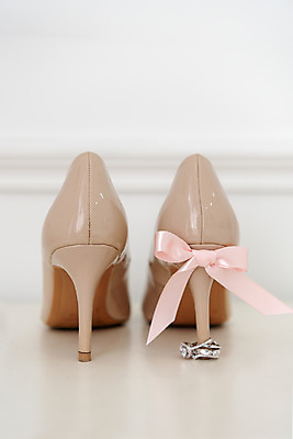 포토 JPG 스튜디오촬영 행복 리본 구두 결혼 결혼식 실내 사랑 사람없음 반지 맹세 오브젝트 약혼 설레임 약혼식 웨딩슈즈 국내포토 감정 신발 장신구 이벤트 내부 결심 약속 결혼소품 파일형식