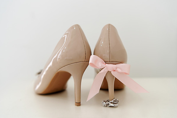 포토 JPG 스튜디오촬영 행복 리본 구두 결혼 프로포즈 결혼식 실내 사랑 사람없음 반지 맹세 오브젝트 결혼반지 커플반지 약혼 설레임 약혼반지 약혼식 웨딩슈즈 국내포토 감정 신발 장신구 이벤트 내부 결심 약속 결혼소품 파일형식