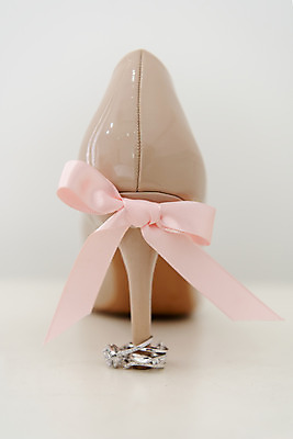 포토 JPG 스튜디오촬영 행복 리본 구두 결혼 프로포즈 결혼식 실내 사랑 사람없음 반지 맹세 오브젝트 결혼반지 커플반지 약혼 설레임 약혼반지 약혼식 웨딩슈즈 국내포토 감정 신발 장신구 이벤트 내부 결심 약속 결혼소품 파일형식