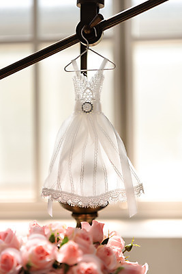 포토 JPG 스튜디오촬영 행복 웨딩드레스 결혼 결혼식 실내 사랑 사람없음 아웃포커스 장미 옷걸이 맹세 오브젝트 결혼소품 약혼 설레임 약혼식 국내포토 드레스 꽃 감정 촬영기법 이벤트 내부 결심 약속 파일형식