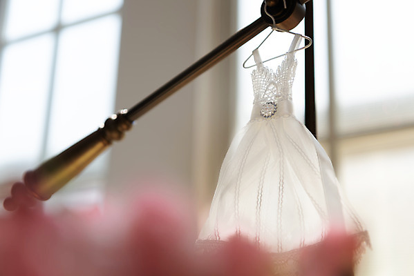 포토 JPG 스튜디오촬영 꽃 행복 로우앵글 웨딩드레스 결혼 결혼식 실내 사랑 사람없음 아웃포커스 맹세 오브젝트 결혼소품 약혼 설레임 약혼식 국내포토 식물 드레스 감정 뷰포인트 촬영기법 이벤트 내부 결심 약속 파일형식