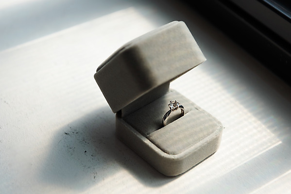 포토 JPG 스튜디오촬영 행복 결혼 프로포즈 결혼식 실내 사랑 근접촬영 사람없음 반지 맹세 오브젝트 결혼반지 커플반지 결혼소품 반지케이스 약혼 설레임 약혼반지 약혼식 국내포토 감정 뷰포인트 장신구 이벤트 내부 결심 보관함 약속 파일형식