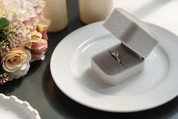 포토 JPG 스튜디오촬영 그릇 행복 꽃다발 결혼 프로포즈 결혼식 실내 사랑 사람없음 반지 맹세 오브젝트 결혼반지 커플반지 결혼소품 반지케이스 약혼 설레임 약혼반지 약혼식 국내포토 식기 꽃 감정 장신구 이벤트 내부 결심 보관함 약속 파일형식