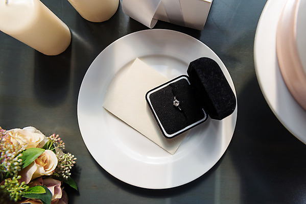 포토 JPG 스튜디오촬영 꽃 행복 결혼 프로포즈 결혼식 실내 사랑 사람없음 장식 하이앵글 반지 맹세 오브젝트 결혼반지 커플반지 결혼소품 반지케이스 향초 약혼 설레임 약혼반지 약혼식 플랫레이 국내포토 식물 감정 뷰포인트 장신구 초 이벤트 내부 플랫 결심 보관함 약속 파일형식