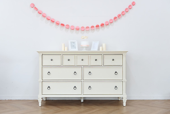 포토 JPG 스튜디오촬영 행복 액자 결혼 결혼식 실내 사랑 사람없음 장식 맹세 오브젝트 서랍장 결혼소품 약혼 설레임 가랜드 약혼식 국내포토 감정 가구 이벤트 내부 결심 파티용품 약속 파일형식