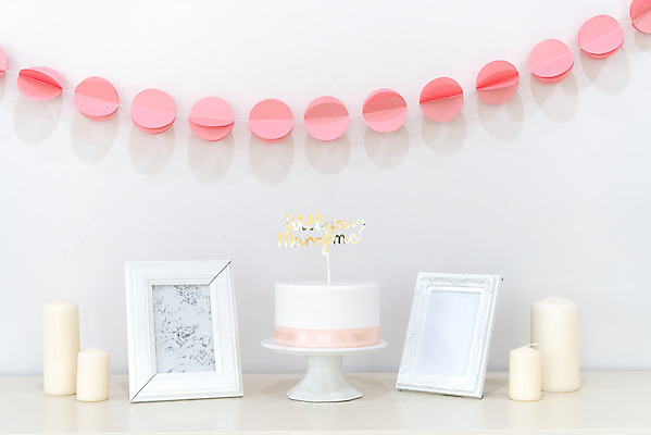 포토 JPG 스튜디오촬영 행복 액자 결혼 결혼식 실내 사랑 사람없음 장식 맹세 웨딩케이크 오브젝트 결혼소품 향초 약혼 설레임 가랜드 약혼식 국내포토 감정 초 이벤트 내부 케이크 결심 파티용품 약속 파일형식