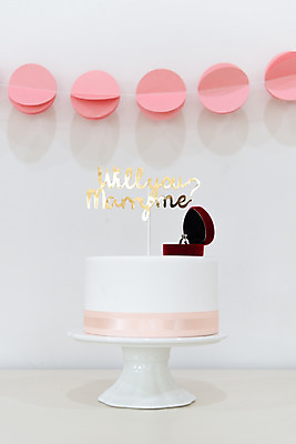 포토 JPG 스튜디오촬영 행복 결혼 프로포즈 결혼식 실내 사랑 사람없음 장식 반지 맹세 웨딩케이크 오브젝트 결혼반지 커플반지 결혼소품 반지케이스 약혼 설레임 가랜드 약혼반지 약혼식 국내포토 감정 장신구 이벤트 내부 케이크 결심 파티용품 보관함 약속 파일형식