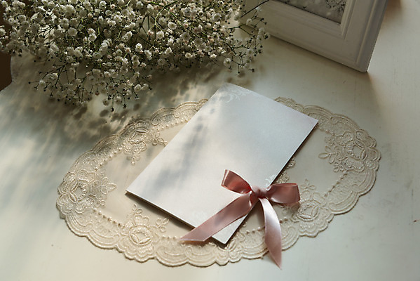 포토 JPG 스튜디오촬영 행복 리본 결혼 결혼식 실내 사랑 사람없음 장식 맹세 오브젝트 청첩장 결혼소품 약혼 설레임 드라이플라워 약혼식 국내포토 꽃 감정 카드_감사 이벤트 내부 결심 약속 파일형식