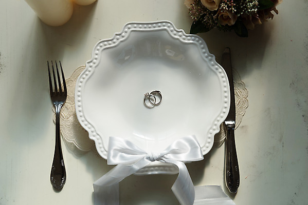 포토 JPG 스튜디오촬영 그릇 행복 리본 결혼 포크 프로포즈 결혼식 실내 사랑 사람없음 하이앵글 반지 나이프 맹세 오브젝트 결혼반지 커플반지 결혼소품 약혼 설레임 약혼반지 약혼식 플랫레이 국내포토 식기 감정 뷰포인트 장신구 이벤트 내부 플랫 칼 결심 약속 파일형식