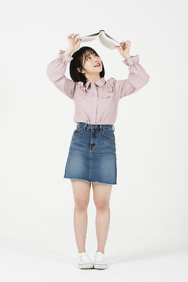 포토 JPG 스튜디오촬영 전신 여자 대학생 대학생라이프 실내 한명 서기 미소 들기 20대 청년 앞모습 책 청춘 희망 한국인 올려보기 자신감 읽기 흰배경 여대생 청년만 청년여자한명만 성인여자한명만 국내포토 1 학생 라이프스타일 감정 뷰포인트 백그라운드 컨셉 모션 표정 사람 동양인 성인 내부 흰색 여자한명만 성인여자만 청년여자만 성인만 파일형식
