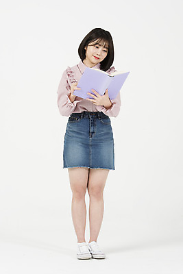 포토 JPG 스튜디오촬영 전신 여자 대학생 대학생라이프 실내 한명 서기 미소 들기 20대 청년 앞모습 책 청춘 독서 희망 한국인 읽기 흰배경 여대생 청년여자한명만 성인여자한명만 국내포토 1 학생 라이프스타일 감정 뷰포인트 백그라운드 컨셉 모션 표정 사람 동양인 성인 내부 흰색 여자한명만 성인여자만 청년여자만 파일형식