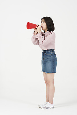 포토 JPG 스튜디오촬영 전신 여자 대학생 대학생라이프 실내 말하기 한명 서기 들기 20대 청년 옆모습 청춘 확성기 희망 외침 한국인 알림 흰배경 여대생 청년여자한명만 성인여자한명만 국내포토 1 학생 라이프스타일 감정 뷰포인트 백그라운드 컨셉 모션 사람 동양인 성인 내부 소리 흰색 여자한명만 성인여자만 청년여자만 파일형식