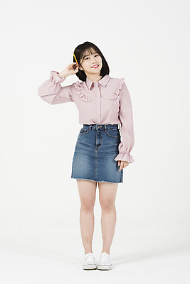 포토 JPG 스튜디오촬영 전신 여자 대학생 대학생라이프 실내 한명 서기 미소 20대 청년 앞모습 청춘 연필 희망 한국인 즐거움 흰배경 여대생 청년여자한명만 성인여자한명만 국내포토 1 학생 라이프스타일 감정 뷰포인트 백그라운드 컨셉 모션 학용품 표정 사람 동양인 성인 내부 필기구 흰색 여자한명만 성인여자만 청년여자만 파일형식