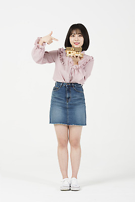 포토 JPG 스튜디오촬영 전신 여자 대학생 부동산 대학생라이프 주택 실내 한명 서기 미소 들기 20대 청년 앞모습 청춘 희망 저축 한국인 가리킴 흰배경 내집마련 여대생 청년여자한명만 성인여자한명만 금융의날 국내포토 1 학생 라이프스타일 감정 뷰포인트 백그라운드 컨셉 모션 표정 사람 동양인 손짓 성인 내부 건물 금융 흰색 재산 여자한명만 성인여자만 청년여자만 파일형식 법정기념일