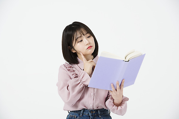 포토 JPG 스튜디오촬영 여자 대학생 대학생라이프 실내 한명 서기 들기 손짓 상반신 20대 청년 앞모습 책 청춘 독서 희망 한국인 읽기 호기심 흰배경 여대생 청년여자한명만 성인여자한명만 국내포토 1 학생 라이프스타일 감정 뷰포인트 백그라운드 컨셉 모션 사람 동양인 성인 내부 흰색 여자한명만 성인여자만 청년여자만 파일형식