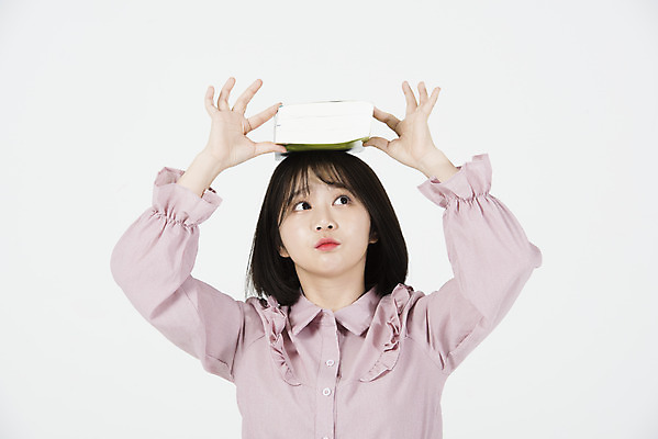 포토 JPG 스튜디오촬영 응시 여자 대학생 대학생라이프 실내 한명 서기 들기 상반신 20대 청년 앞모습 청춘 희망 한국인 올려보기 흰배경 여대생 사전 청년여자한명만 성인여자한명만 국내포토 1 학생 라이프스타일 시선 감정 뷰포인트 백그라운드 컨셉 모션 사람 동양인 성인 내부 책 흰색 여자한명만 성인여자만 청년여자만 파일형식