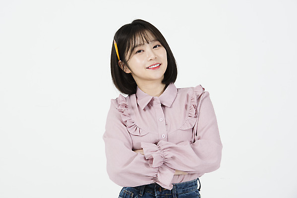 포토 JPG 스튜디오촬영 여자 대학생 대학생라이프 실내 한명 서기 미소 웃음 상반신 20대 청년 앞모습 청춘 연필 팔짱 희망 한국인 자신감 즐거움 흰배경 여대생 청년여자한명만 성인여자한명만 국내포토 1 학생 라이프스타일 감정 뷰포인트 백그라운드 컨셉 모션 학용품 표정 사람 동양인 성인 내부 필기구 흰색 여자한명만 성인여자만 청년여자만 파일형식