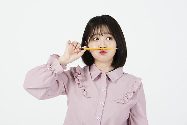 포토 JPG 스튜디오촬영 응시 여자 대학생 대학생라이프 실내 한명 서기 들기 상반신 20대 청년 앞모습 청춘 연필 희망 한국인 즐거움 호기심 흰배경 여대생 청년여자한명만 성인여자한명만 국내포토 1 학생 라이프스타일 시선 감정 뷰포인트 백그라운드 컨셉 모션 학용품 사람 동양인 성인 내부 필기구 흰색 여자한명만 성인여자만 청년여자만 파일형식