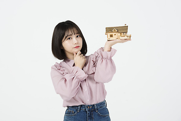 포토 JPG 스튜디오촬영 여자 대학생 대학생라이프 주택 실내 한명 서기 들기 상반신 20대 청년 앞모습 청춘 희망 한국인 고민 흰배경 여대생 청년여자한명만 성인여자한명만 주택대출 국내포토 1 학생 라이프스타일 감정 뷰포인트 백그라운드 컨셉 모션 사람 동양인 성인 내부 건물 흰색 대출 여자한명만 성인여자만 청년여자만 파일형식