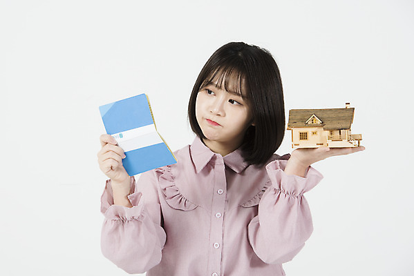 포토 JPG 스튜디오촬영 응시 여자 대학생 부동산 대학생라이프 주택 실내 한명 서기 들기 상반신 20대 청년 앞모습 청춘 저축 한국인 슬픔 고민 흰배경 통장 내집마련 여대생 적금 적금통장 청년여자한명만 성인여자한명만 금융의날 국내포토 1 학생 라이프스타일 시선 감정 뷰포인트 백그라운드 컨셉 모션 사람 동양인 성인 내부 건물 금융 흰색 재산 여자한명만 성인여자만 청년여자만 파일형식 법정기념일