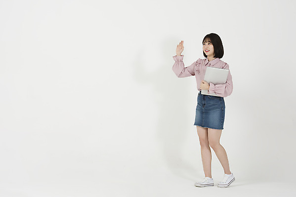 포토 JPG 스튜디오촬영 전신 응시 여자 대학생 대학생라이프 실내 한명 미소 들기 20대 청년 옆모습 책 노트북 청춘 걷기 희망 한국인 흰배경 손인사 여대생 반가움 청년여자한명만 성인여자한명만 국내포토 1 학생 라이프스타일 시선 감정 뷰포인트 백그라운드 컨셉 모션 표정 사람 동양인 성인 내부 전자제품 흰색 인사 여자한명만 성인여자만 청년여자만 파일형식