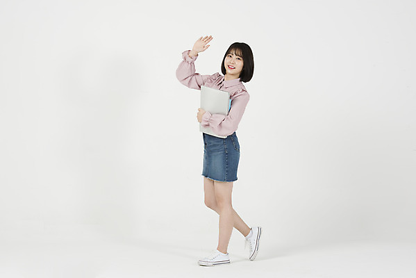 포토 JPG 스튜디오촬영 전신 여자 대학생 대학생라이프 실내 한명 미소 들기 20대 청년 옆모습 책 노트북 청춘 걷기 희망 한국인 흰배경 손인사 여대생 반가움 청년여자한명만 성인여자한명만 국내포토 1 학생 라이프스타일 감정 뷰포인트 백그라운드 컨셉 모션 표정 사람 동양인 성인 내부 전자제품 흰색 인사 여자한명만 성인여자만 청년여자만 파일형식