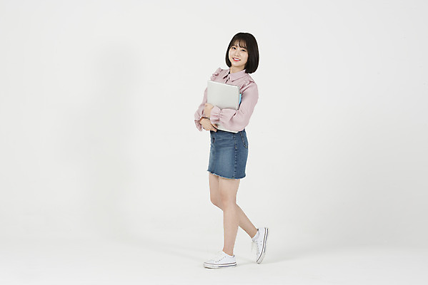포토 JPG 스튜디오촬영 전신 여자 대학생 대학생라이프 실내 한명 미소 들기 20대 청년 옆모습 책 노트북 청춘 걷기 희망 한국인 흰배경 여대생 청년여자한명만 성인여자한명만 국내포토 1 학생 라이프스타일 감정 뷰포인트 백그라운드 컨셉 모션 표정 사람 동양인 성인 내부 전자제품 흰색 여자한명만 성인여자만 청년여자만 파일형식