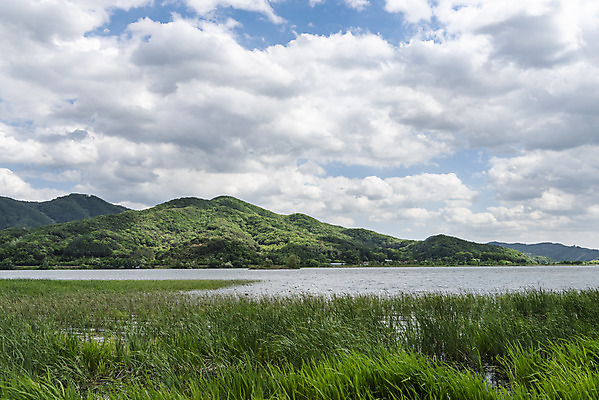 포토 JPG 주간 구름 여행 자연 하늘 산 한국 풍경 사람없음 야외 관광지 맑음 봄 국내여행 남한강 두물머리 양평 국내포토 자연요소 계절 아시아 날씨 강 생태계 경기도 파일형식