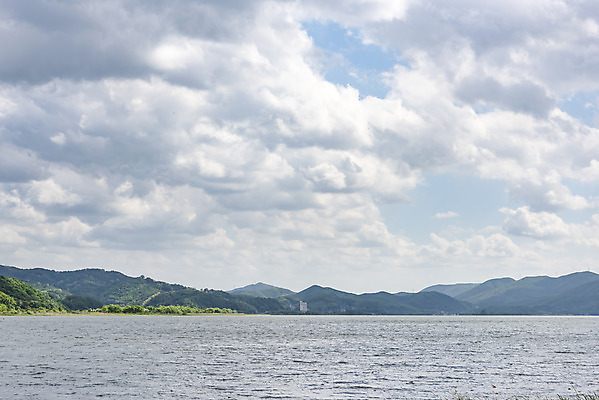 포토 JPG 주간 구름 여행 자연 하늘 한국 풍경 사람없음 야외 관광지 맑음 봄 국내여행 남한강 두물머리 양평 국내포토 자연요소 계절 아시아 날씨 강 생태계 경기도 파일형식