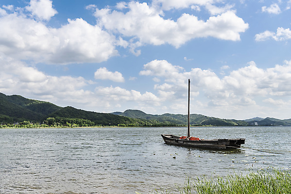 포토 JPG 주간 구름 여행 자연 하늘 한국 풍경 사람없음 야외 관광지 맑음 봄 돛단배 국내여행 남한강 돗단배 두물머리 양평 국내포토 자연요소 계절 아시아 배_교통 날씨 강 생태계 경기도 파일형식