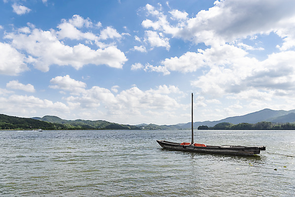 포토 JPG 주간 구름 여행 자연 하늘 한국 풍경 사람없음 야외 관광지 맑음 봄 돛단배 국내여행 남한강 돗단배 두물머리 양평 국내포토 자연요소 계절 아시아 배_교통 날씨 강 생태계 경기도 파일형식