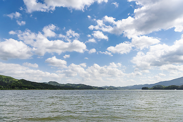 포토 JPG 주간 구름 여행 자연 하늘 한국 풍경 사람없음 야외 관광지 맑음 봄 국내여행 남한강 두물머리 양평 국내포토 자연요소 계절 아시아 날씨 강 생태계 경기도 파일형식