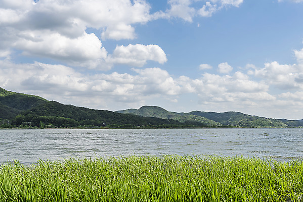포토 JPG 주간 구름 여행 자연 하늘 한국 풍경 사람없음 야외 관광지 맑음 봄 국내여행 남한강 두물머리 양평 국내포토 자연요소 계절 아시아 날씨 강 생태계 경기도 파일형식