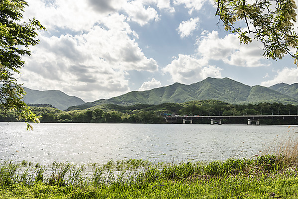 포토 JPG 주간 구름 여행 자연 하늘 한국 풍경 사람없음 야외 관광지 맑음 봄 국내여행 남한강 두물머리 양평 국내포토 자연요소 계절 아시아 날씨 강 생태계 경기도 파일형식