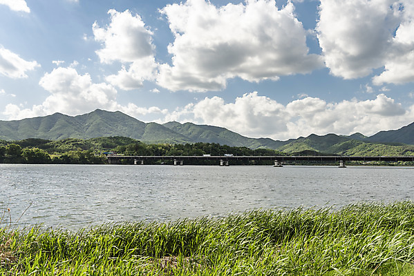 포토 JPG 주간 구름 여행 자연 하늘 한국 풍경 사람없음 야외 관광지 맑음 봄 국내여행 남한강 두물머리 양평 국내포토 자연요소 계절 아시아 날씨 강 생태계 경기도 파일형식