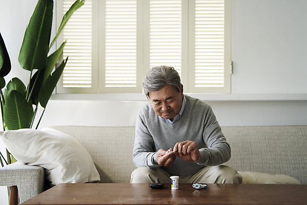 포토 JPG 할아버지 노년 남자 실내 건강 한명 앉기 상반신 앞모습 실버라이프 소파 건강관리 한국인 실버 고민 70대 건강검진 고지혈증 고혈압 노후건강 당뇨병 자가진단 혈당계 노인남자한명만 국내포토 1 라이프스타일 감정 뷰포인트 의자 모션 관리 사람 동양인 성인 내부 노후 의료용품 질병 검사_조사 남자한명만 노인남자만 파일형식