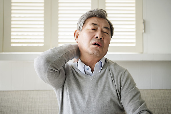 포토 JPG 할아버지 노년 남자 스트레스 실내 건강 한명 앉기 상반신 앞모습 실버라이프 소파 건강관리 눈감음 고통 한국인 잡기 찡그림 실버 70대 고혈압 노후건강 뒷목 목통증 어깨통증 혈압 힘듦 노인남자한명만 국내포토 1 라이프스타일 감정 뷰포인트 컨셉 의자 모션 표정 관리 사람 동양인 성인 내부 노후 질병 목 남자한명만 노인남자만 파일형식