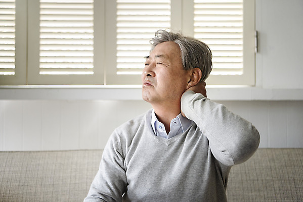 포토 JPG 할아버지 노년 남자 스트레스 실내 한명 상반신 앞모습 실버라이프 건강관리 고통 한국인 분노 찡그림 실버 70대 고혈압 노후건강 뒷목 목통증 어깨통증 노인남자한명만 국내포토 1 라이프스타일 감정 뷰포인트 표정 건강 관리 사람 동양인 성인 내부 노후 질병 목 남자한명만 노인남자만 파일형식