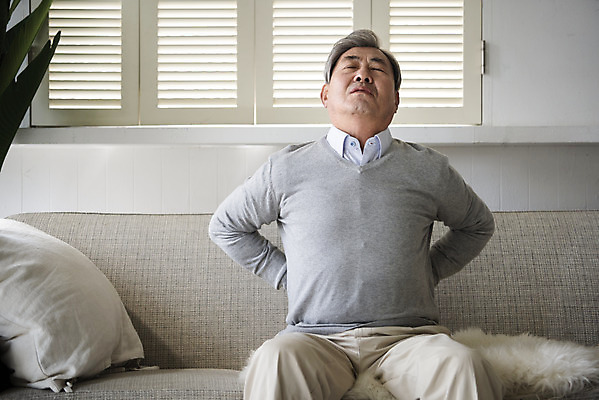 포토 JPG 할아버지 노년 남자 실내 건강 한명 앉기 상반신 앞모습 실버라이프 소파 건강관리 스트레칭 한국인 찡그림 실버 허리 70대 허리디스크 노후건강 허리통증 노인남자한명만 국내포토 1 라이프스타일 뷰포인트 의자 모션 표정 관리 사람 동양인 성인 내부 신체부위 노후 운동 고통 디스크_질병 남자한명만 노인남자만 파일형식