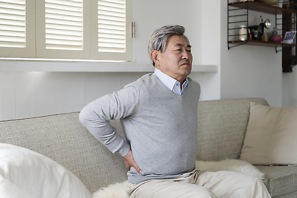 포토 JPG 할아버지 노년 남자 허리손 휴식 스트레스 실내 건강 한명 앉기 상반신 옆모습 실버라이프 소파 고통 한국인 찡그림 실버 허리 70대 허리디스크 노후건강 허리통증 노인남자한명만 국내포토 1 라이프스타일 감정 뷰포인트 포즈 컨셉 의자 모션 표정 사람 동양인 성인 내부 신체부위 노후 디스크_질병 남자한명만 노인남자만 파일형식