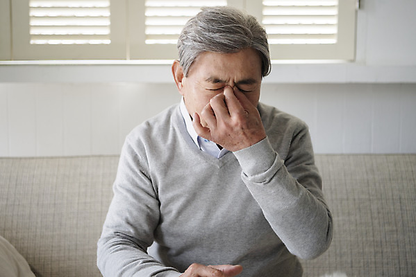 포토 JPG 할아버지 노년 남자 스트레스 실내 한명 앉기 상반신 앞모습 실버라이프 노후 소파 건강관리 고통 한국인 찡그림 실버 시력 70대 노후건강 녹내장 백내장 시력감퇴 시력저하 노인남자한명만 안구건조증 눈건강 국내포토 1 라이프스타일 감정 뷰포인트 의자 모션 표정 건강 관리 사람 동양인 성인 내부 질병 남자한명만 노인남자만 파일형식