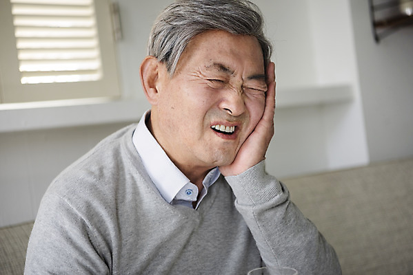 포토 JPG 할아버지 노년 남자 실내 치과 한명 상반신 실버라이프 노후 건강관리 고통 한국인 찡그림 실버 치아 70대 틀니 노후건강 임플란트 치아건강 치통 노인남자한명만 국내포토 1 라이프스타일 감정 표정 건강 병원 관리 사람 동양인 성인 내부 소화기관 질병 남자한명만 노인남자만 파일형식