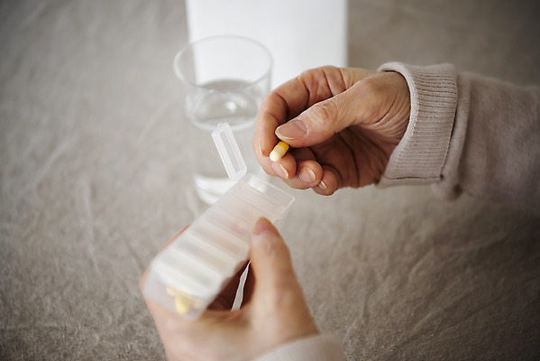 포토 JPG 손 여자 노년 할머니 실내 한명 들기 신체부위 치료 실버라이프 알약 건강관리 한국인 실버 약병 60대 물컵 노후건강 회복 노인여자한명만 국내포토 1 라이프스타일 컨셉 의학 모션 건강 관리 사람 동양인 성인 내부 컵 노후 약 병_담는 여자한명만 노인여자만 파일형식