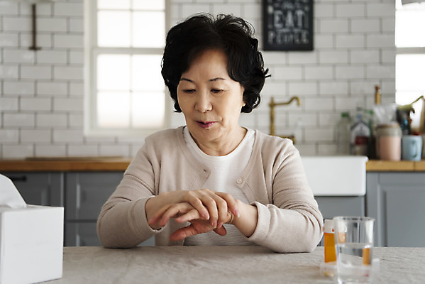 포토 JPG 손 여자 노년 할머니 휴식 실내 한명 앉기 상반신 앞모습 실버라이프 건강관리 주방 고통 한국인 실버 60대 손목 주부 노후건강 손저림 노인여자한명만 내려보기 손목통증 국내포토 1 라이프스타일 감정 뷰포인트 컨셉 모션 건강 관리 사람 동양인 성인 내부 신체부위 노후 여자한명만 노인여자만 파일형식