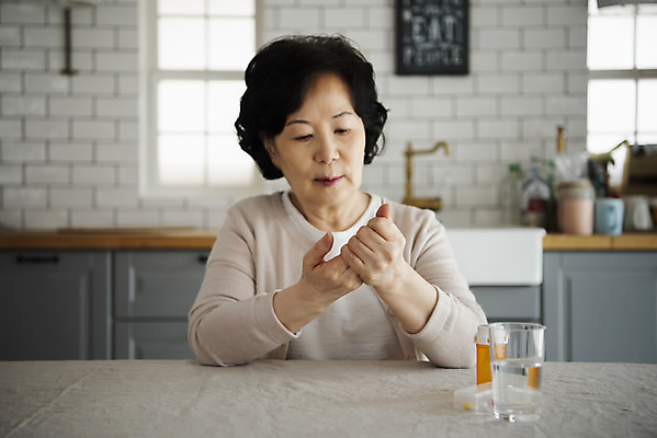 포토 JPG 손 여자 노년 할머니 실내 한명 앉기 상반신 앞모습 실버라이프 알약 건강관리 주방 고통 한국인 실버 약병 60대 물컵 주부 주부라이프 노후건강 손저림 주무르기 노인여자한명만 국내포토 1 라이프스타일 감정 뷰포인트 모션 건강 관리 사람 동양인 성인 내부 신체부위 컵 노후 약 병_담는 여자한명만 노인여자만 파일형식