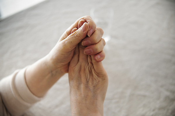 포토 JPG 손 여자 노년 할머니 실내 한명 아웃포커스 신체부위 실버라이프 건강관리 고통 한국인 실버 60대 주부 노후건강 손저림 주무르기 노인여자한명만 국내포토 1 라이프스타일 감정 모션 촬영기법 건강 관리 사람 동양인 성인 내부 노후 여자한명만 노인여자만 파일형식