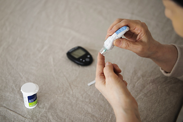 포토 JPG 손 여자 노년 할머니 실내 한명 들기 신체부위 실버라이프 건강관리 한국인 실버 60대 검사_조사 예방 고지혈증 노후건강 당뇨병 자가진단 혈당 혈당계 노인여자한명만 국내포토 1 라이프스타일 모션 건강 관리 사람 동양인 성인 내부 노후 의료용품 혈액 질병 여자한명만 노인여자만 파일형식