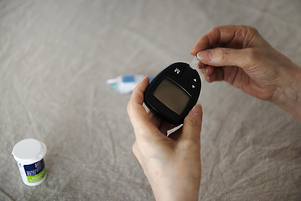 포토 JPG 여자 노년 할머니 실내 한명 들기 신체부위 실버라이프 건강관리 한국인 실버 60대 질병 확인 검사_조사 예방 건강검진 고지혈증 노후건강 당뇨병 자가진단 혈당 혈당계 노인여자한명만 국내포토 1 라이프스타일 의학 모션 건강 관리 사람 동양인 성인 내부 노후 의료용품 혈액 여자한명만 노인여자만 파일형식