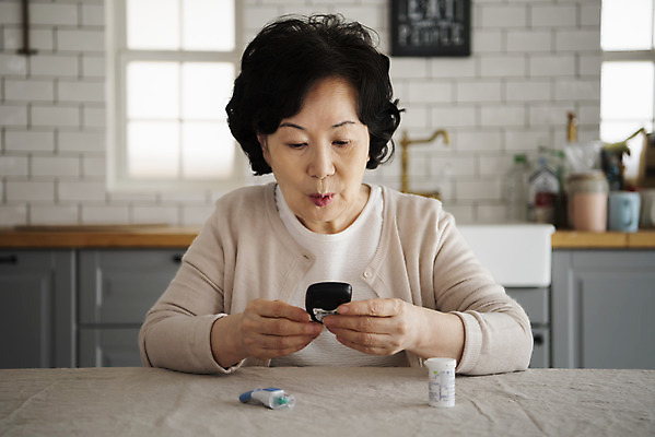 포토 JPG 여자 노년 할머니 실내 한명 들기 앉기 상반신 앞모습 실버라이프 건강관리 주방 한국인 실버 약병 60대 질병 검사_조사 예방 고지혈증 노후건강 당뇨병 자가진단 혈당 혈당계 노인여자한명만 국내포토 1 라이프스타일 뷰포인트 의학 모션 건강 관리 사람 동양인 성인 내부 노후 약 의료용품 혈액 병_담는 여자한명만 노인여자만 파일형식